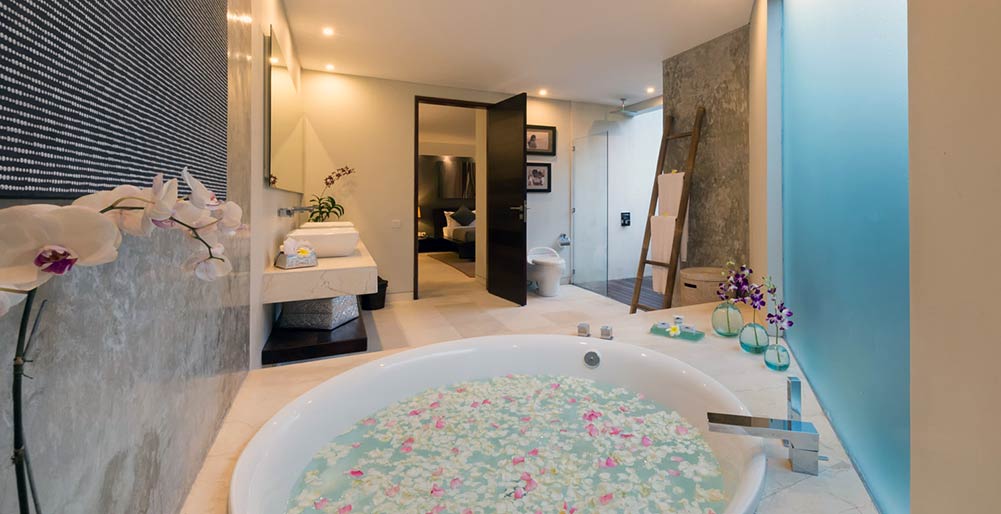 Layar - 4 bedroom - Flower petal bath